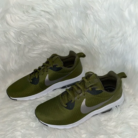 Nike Tennis Shoes - Picture 1 of 2